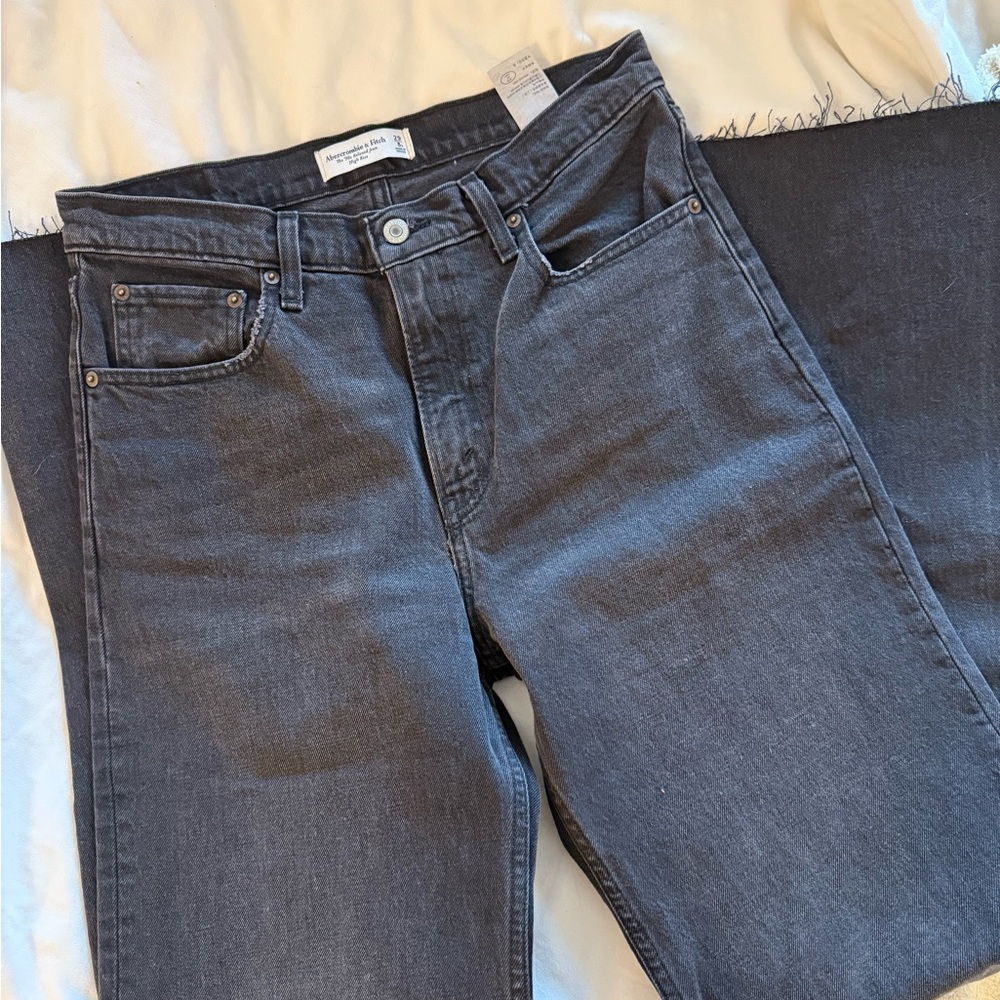 Abercrombie 90’s high rise relaxed jean